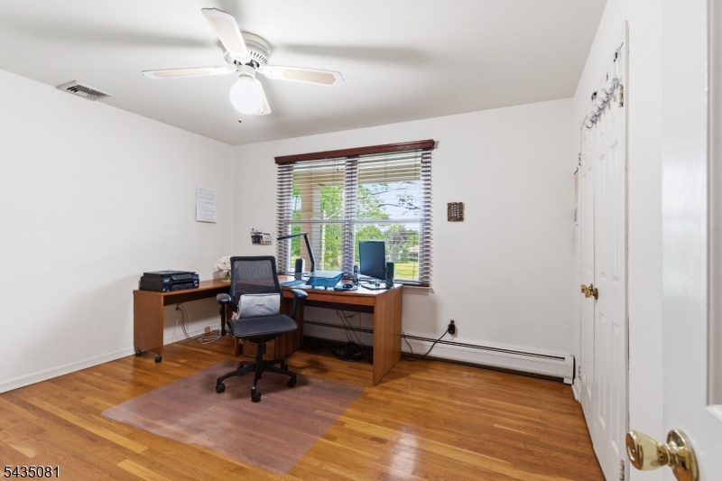 10 Dickens Ct