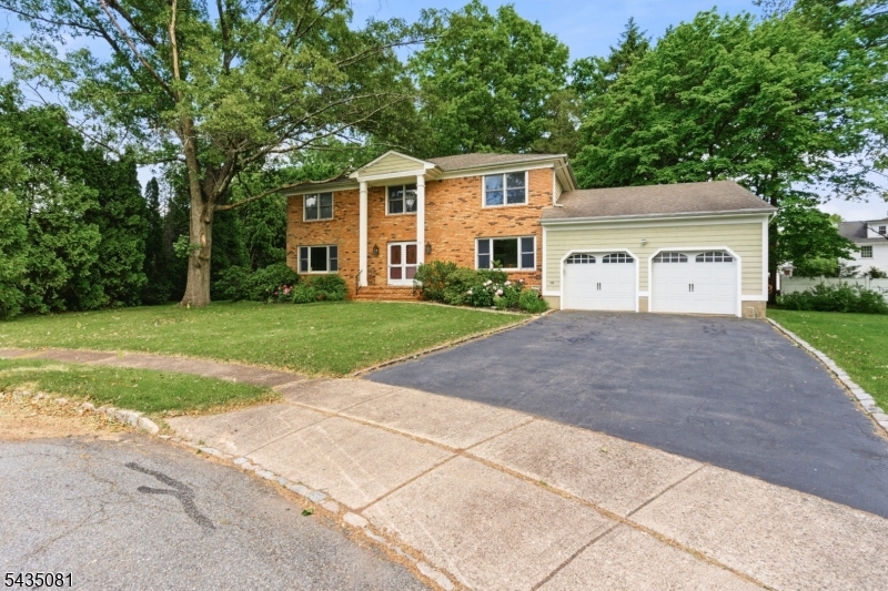 10 Dickens Ct