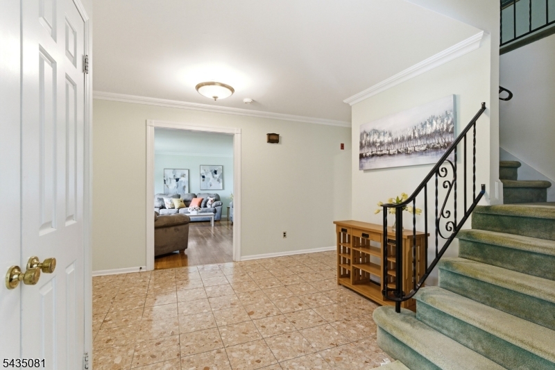 10 Dickens Ct