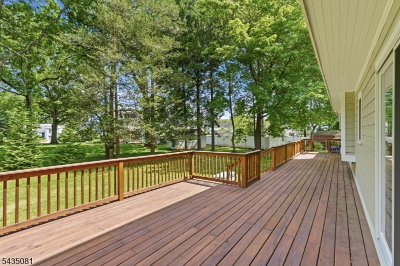 10 Dickens Ct