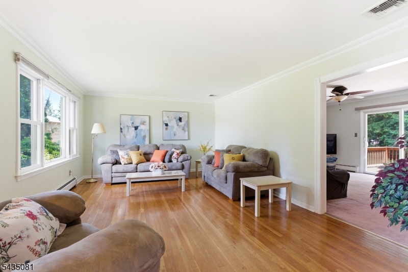 10 Dickens Ct