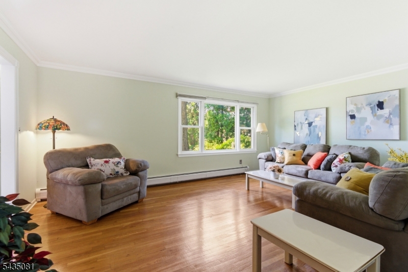 10 Dickens Ct