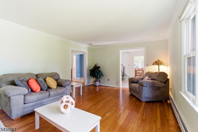 10 Dickens Ct
