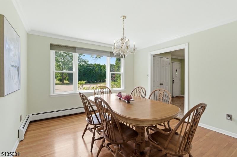 10 Dickens Ct