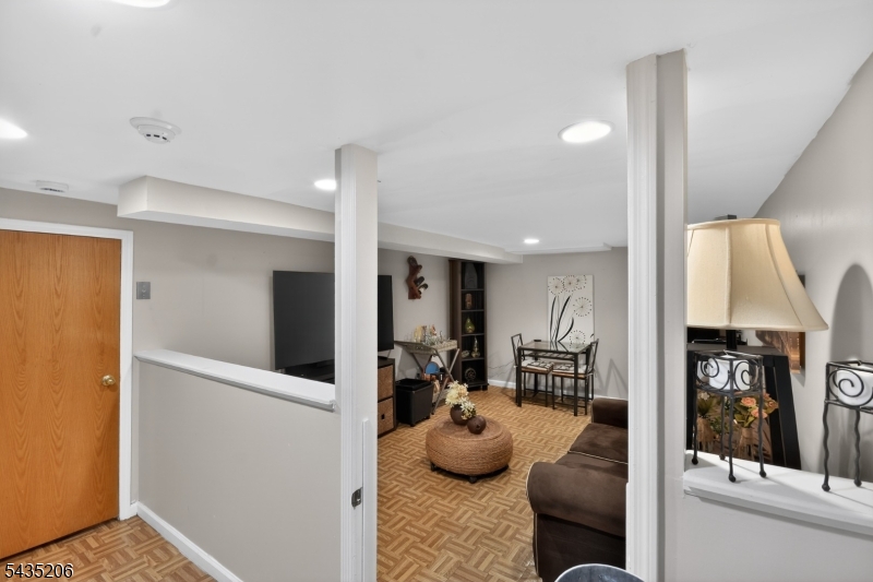 128 White Oak Ter