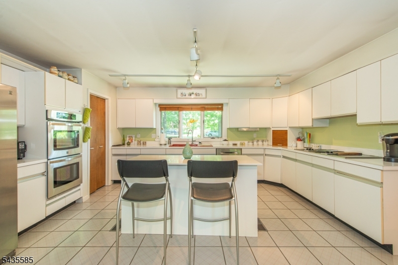 15 Wilshire Dr