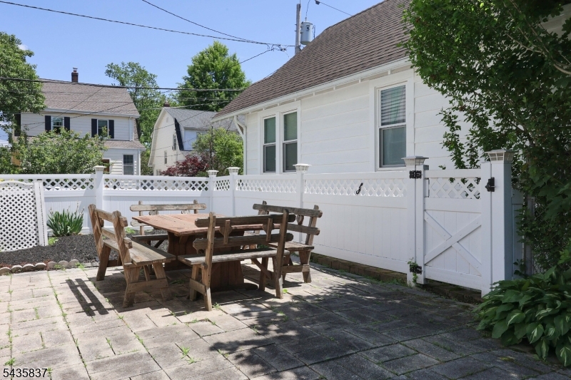17 Wellesley St