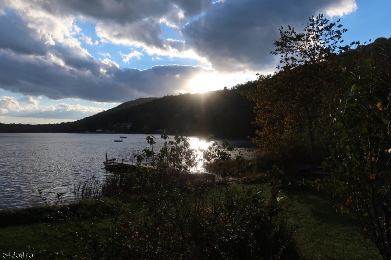 162 Lakeside Dr