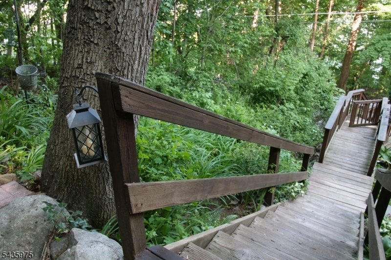 162 Lakeside Dr