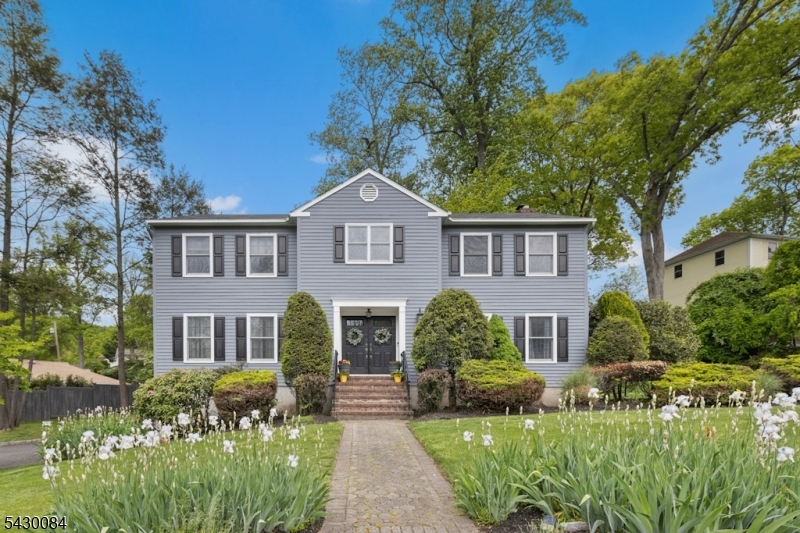 220 Queens Ln