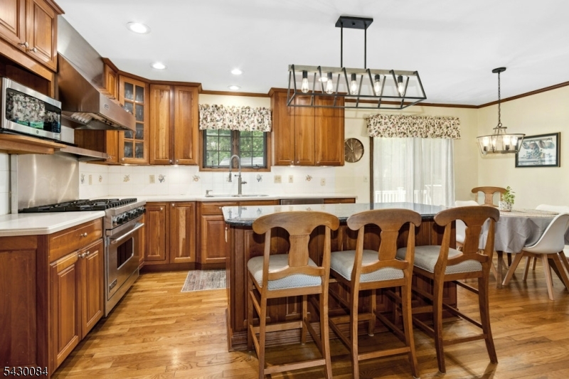 220 Queens Ln