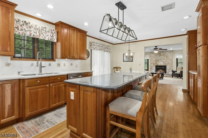 220 Queens Ln