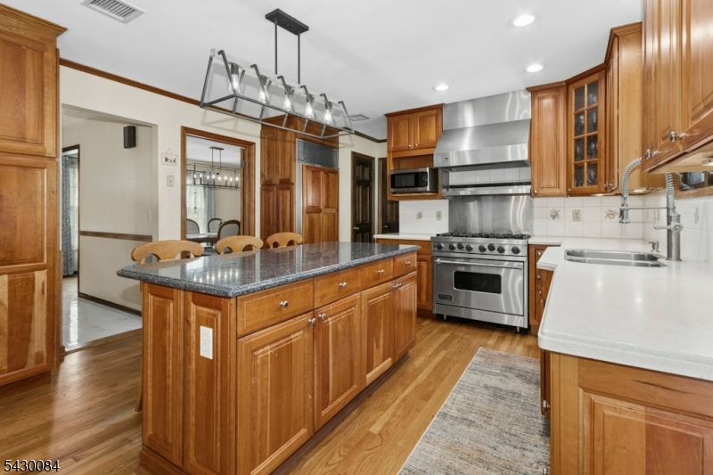 220 Queens Ln
