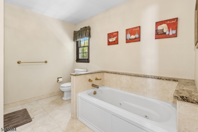 220 Queens Ln