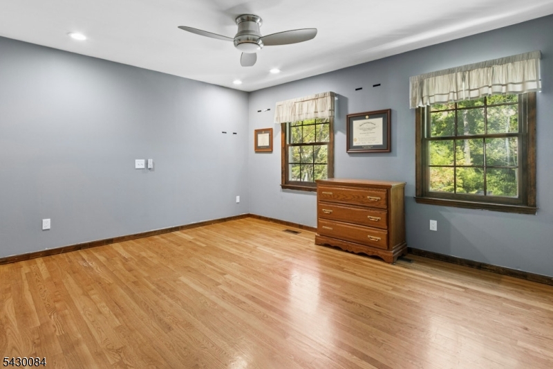 220 Queens Ln