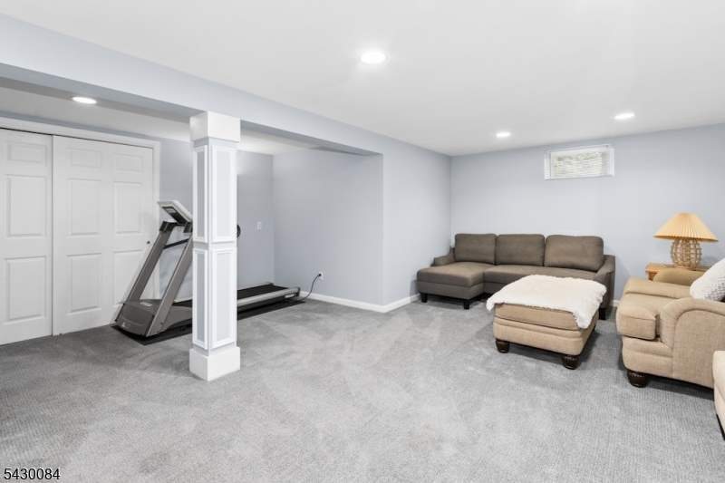 220 Queens Ln