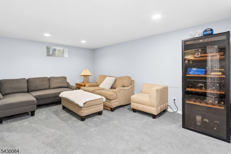 220 Queens Ln