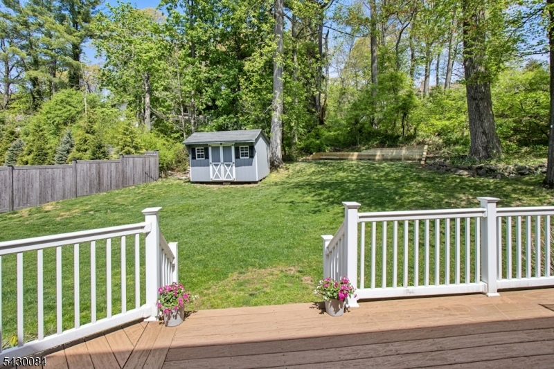 220 Queens Ln
