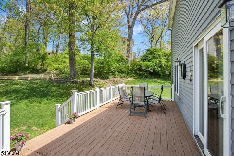 220 Queens Ln