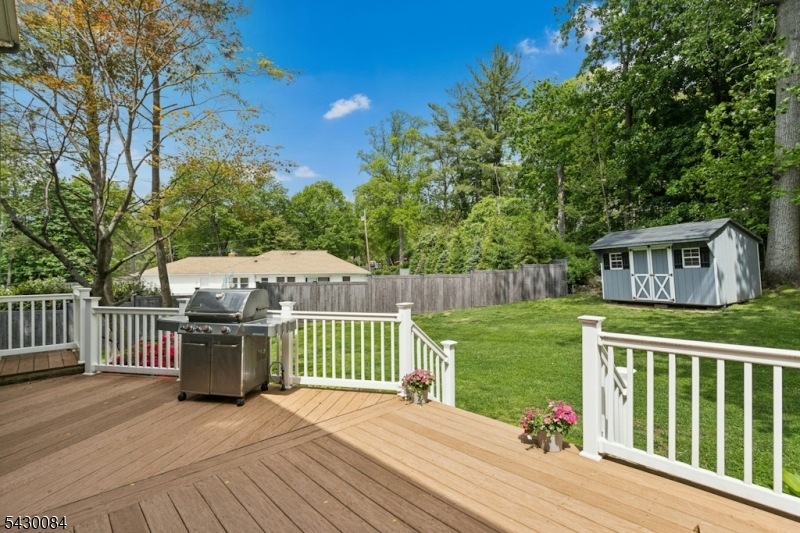 220 Queens Ln