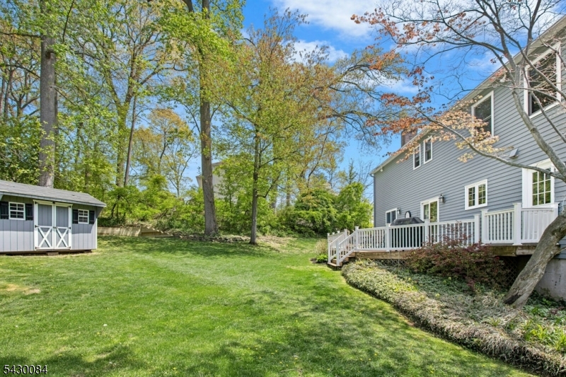 220 Queens Ln