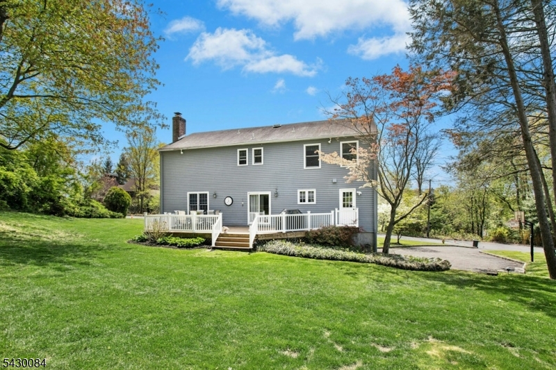 220 Queens Ln