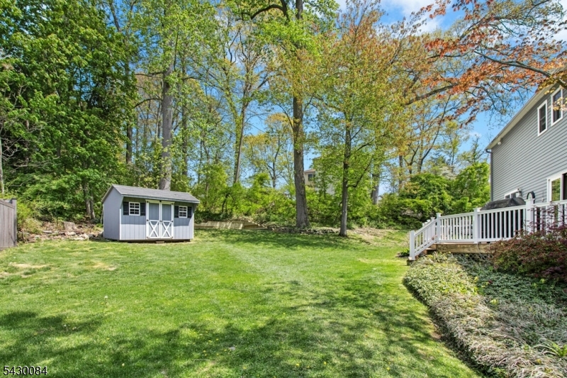 220 Queens Ln