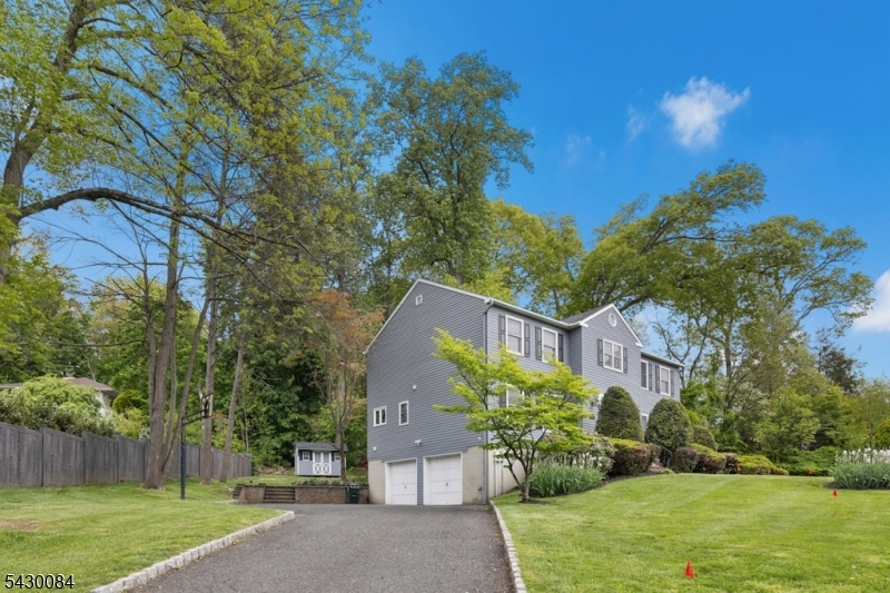220 Queens Ln