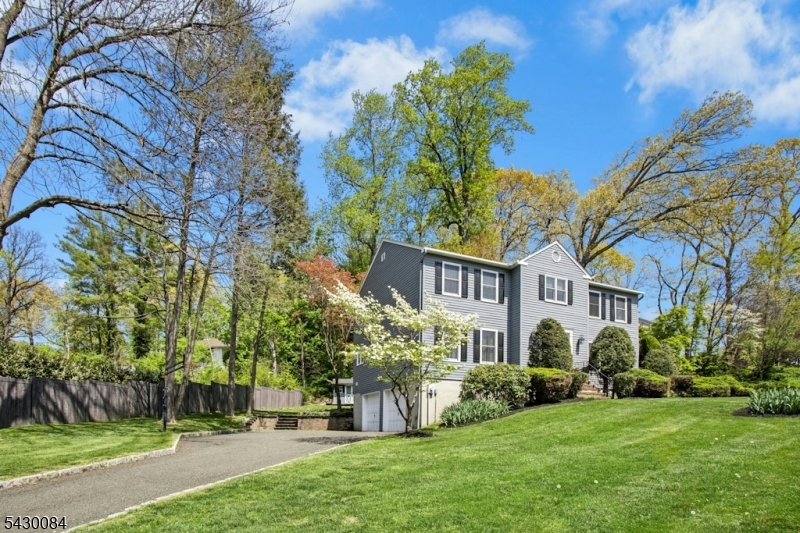 220 Queens Ln