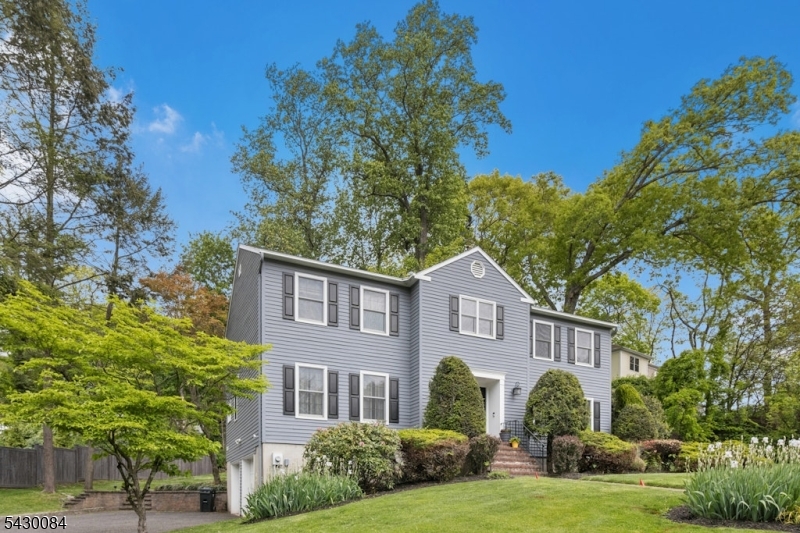 220 Queens Ln