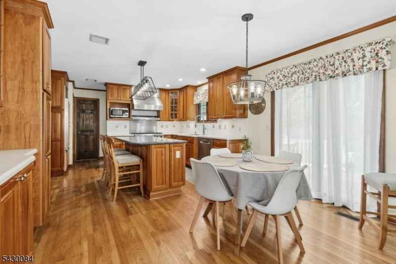 220 Queens Ln