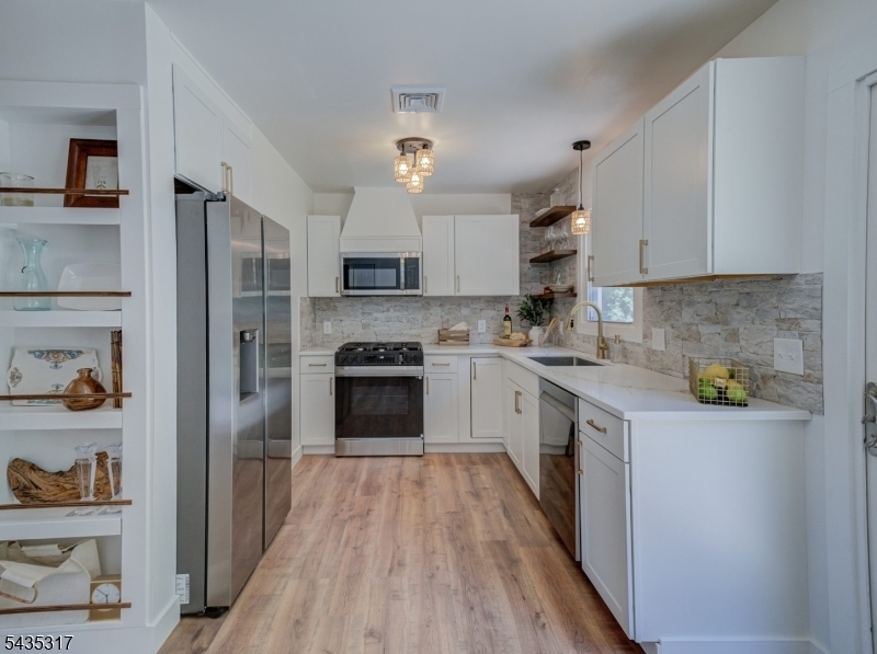 5 Ravine Dr