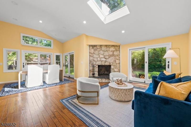 15 Heritage Ln