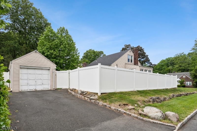 341 Huntington Rd