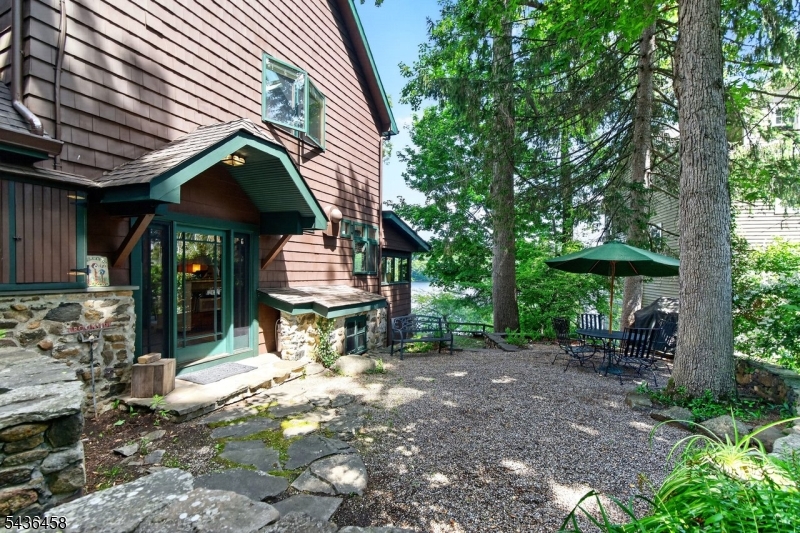 134 Cedar Lk W