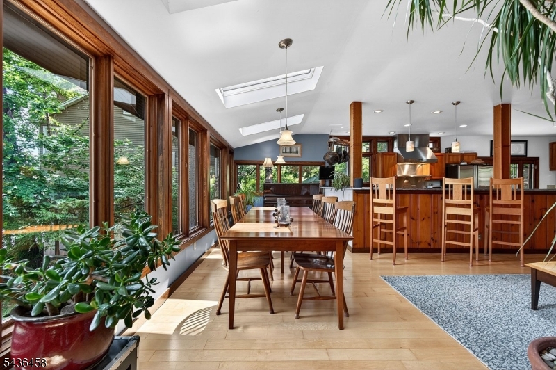 134 Cedar Lk W