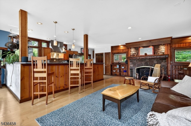 134 Cedar Lk W