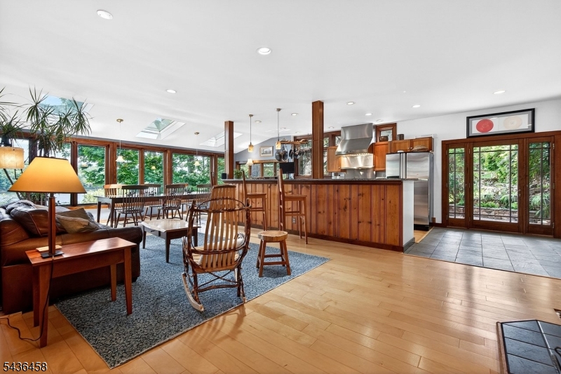 134 Cedar Lk W