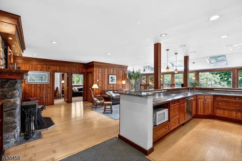 134 Cedar Lk W