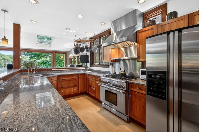 134 Cedar Lk W