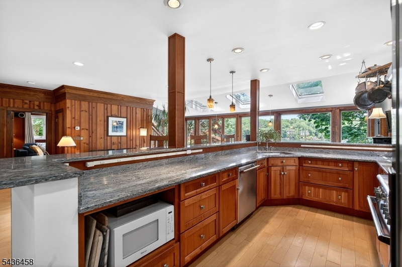 134 Cedar Lk W