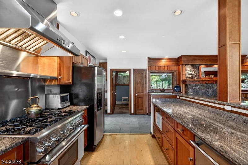 134 Cedar Lk W