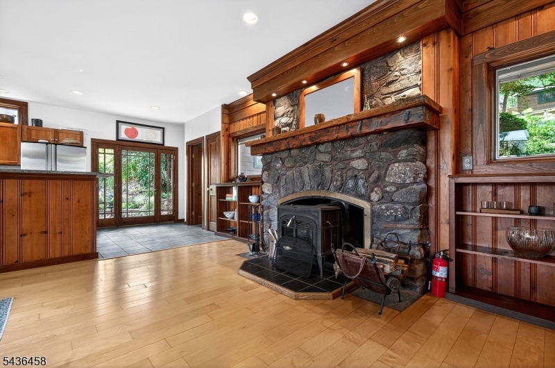 134 Cedar Lk W