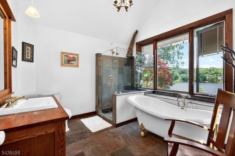 134 Cedar Lk W
