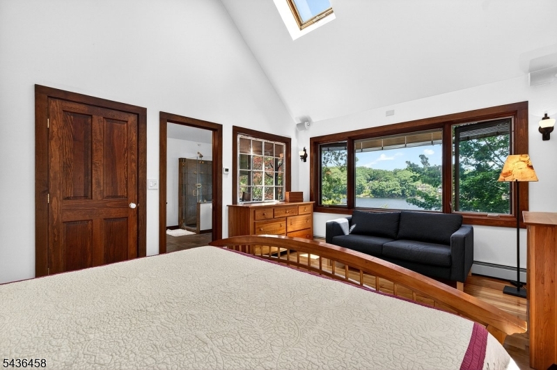 134 Cedar Lk W