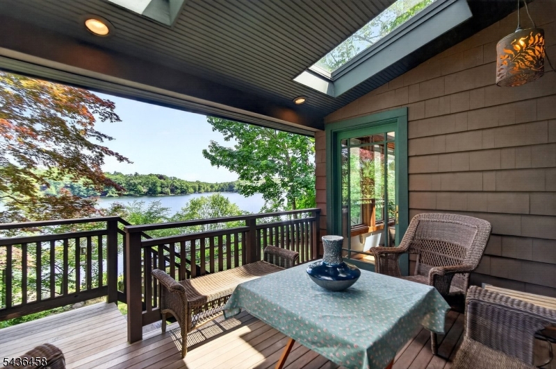 134 Cedar Lk W
