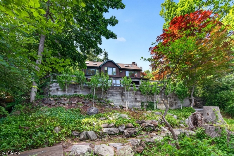 134 Cedar Lk W