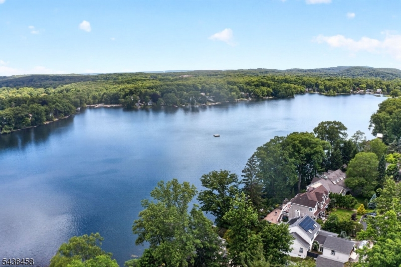 134 Cedar Lk W