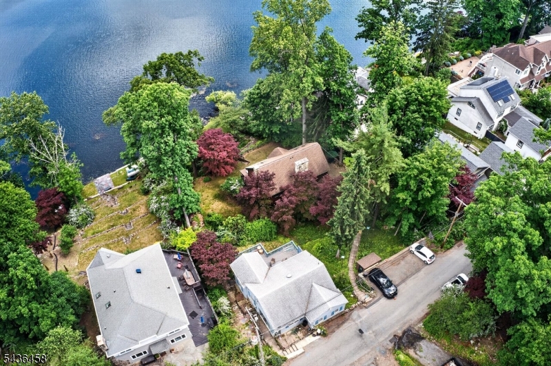 134 Cedar Lk W