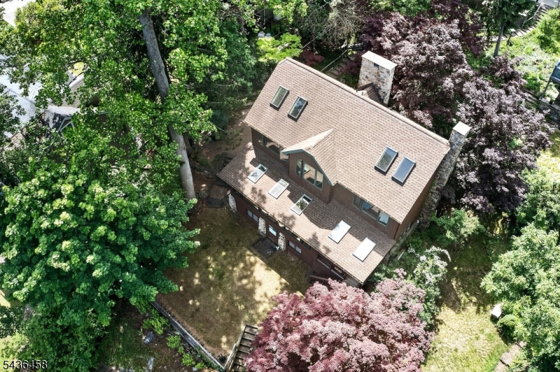 134 Cedar Lk W